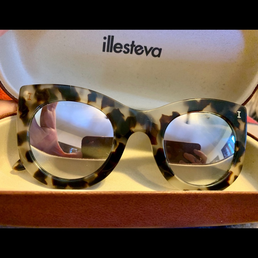 Illesteva Tortoise Shell Sunnies - Mirrored Lens